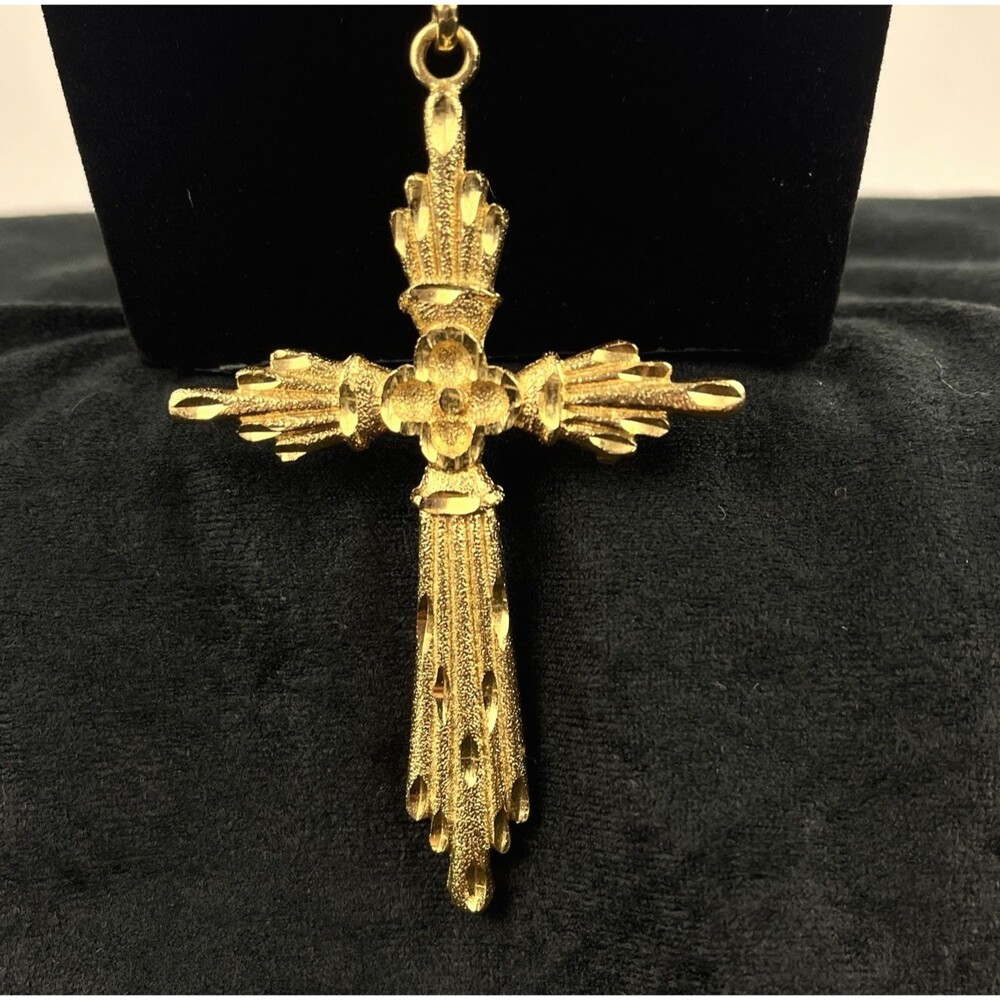 Vintage Ornate Cross Pendant Textured Gold Tone Rosette motif classic Rope Chain